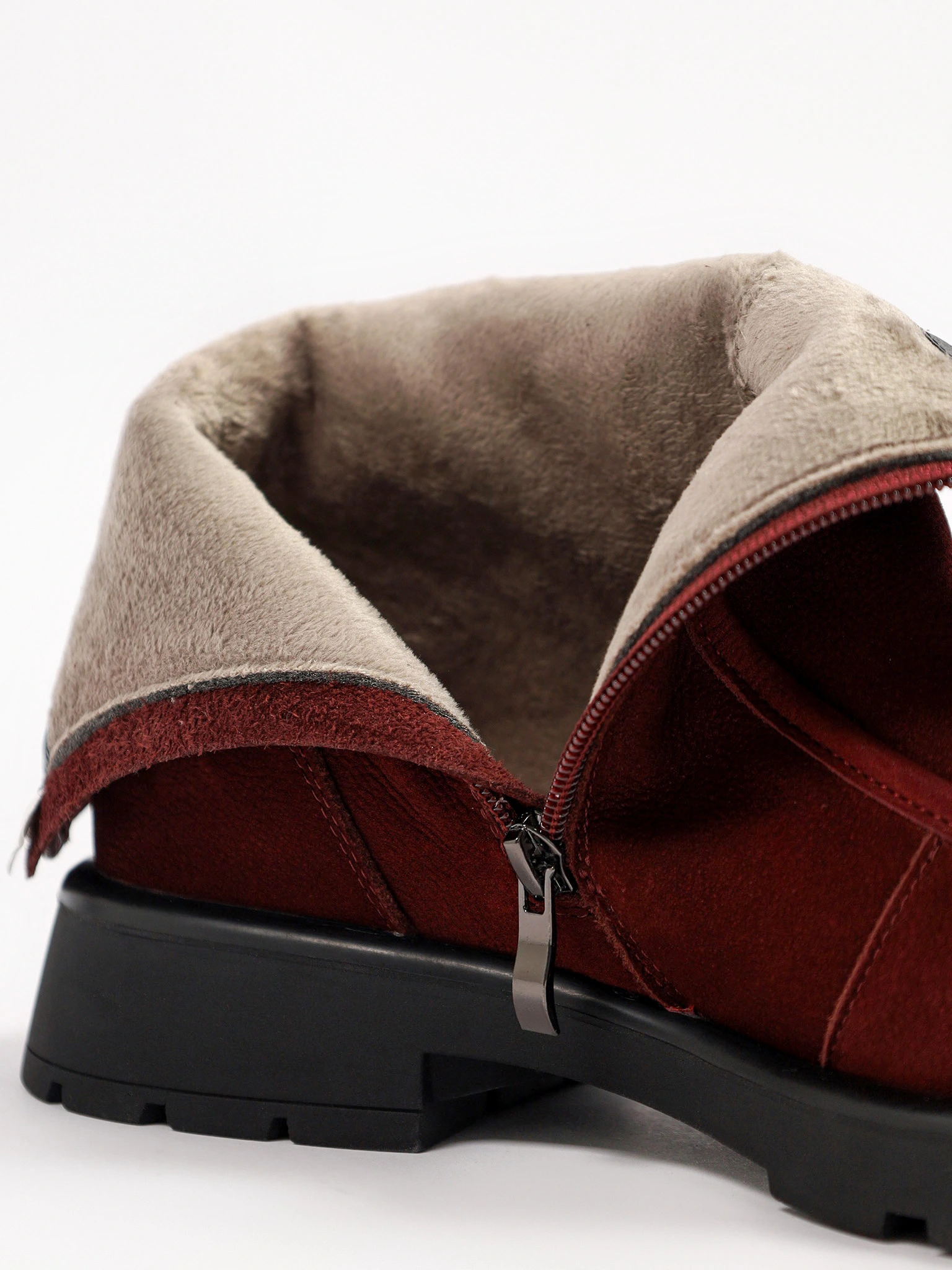 Ботинки бордового цвета на рельефной подошве